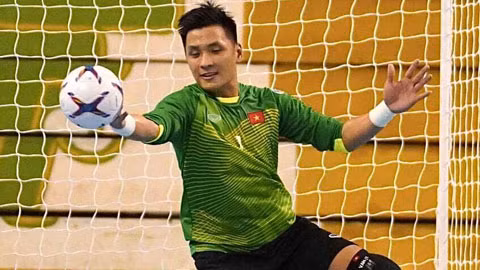 Thủ môn Hồ Văn Ý thi đấu nổi bật trong màu áo tuyển Futsal Việt Nam.