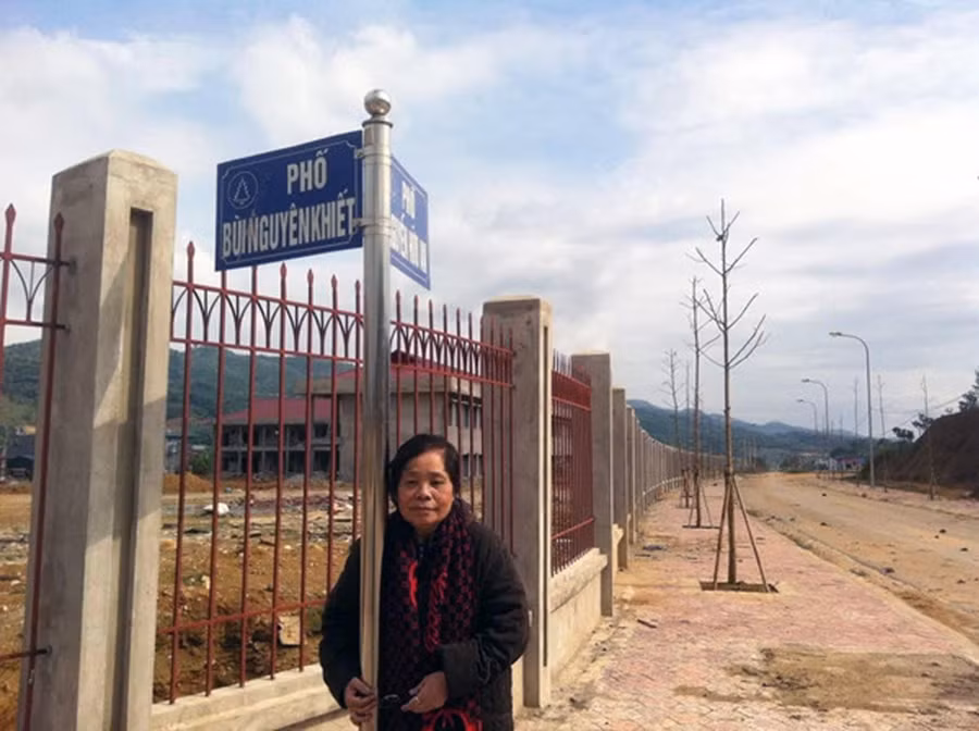 Bà Bùi Thị Mỵ bên bảng tên đường phố mang tên anh trai mình, liệt sĩ, nhà báo, nhà văn Bùi Nguyên Khiết. Bà Bùi Thị Mỵ bên bảng tên đường phố mang tên anh trai mình, liệt sĩ, nhà báo, nhà văn Bùi Nguyên Khiết.
