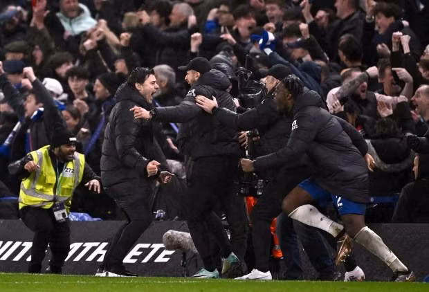 Chiến thắng kịch tính khiến HLV Mauricio Pochettino và các cộng sự ăn mừng cuồng nhiệt.