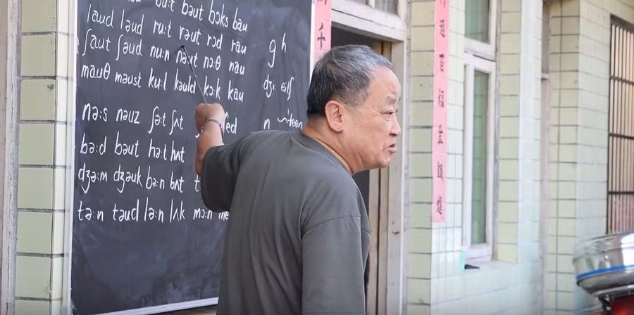 Thầy Liu dạy tiếng Anh miễn phí cho học sinh Zunyi.