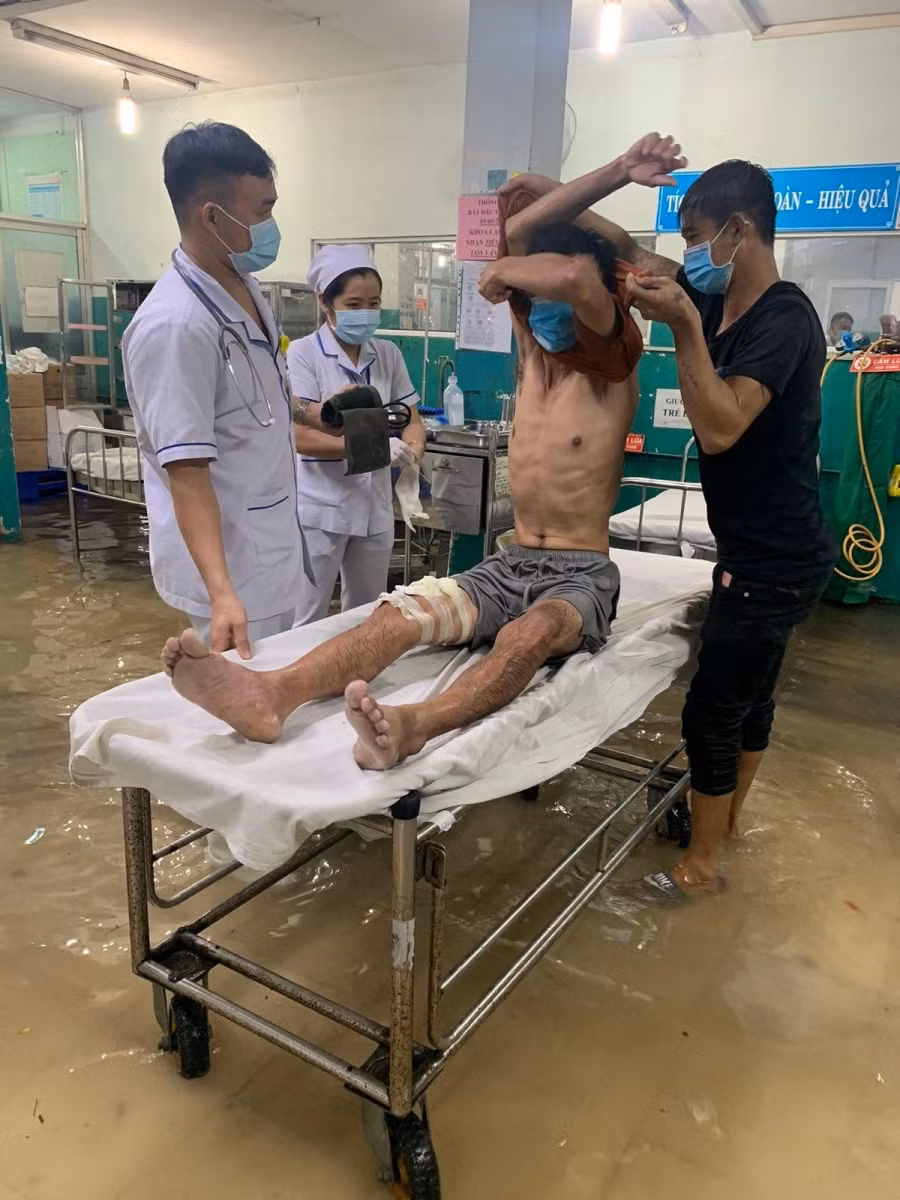 Không chỉ gặp khó khăn trong công tác khám chữa bệnh, việc ngập nặng còn ảnh hưởng đến vệ sinh bên trong cơ sở điều trị này. Ảnh Q.Q