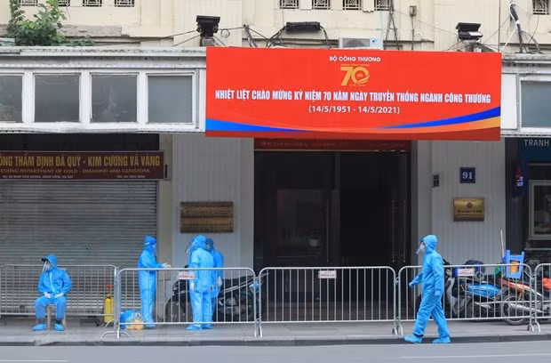 Chiều 12/5, Hà Nội phong tỏa tại địa chỉ số 91 Đinh Tiên Hoàng (Hà Nội) do liên quan ca mắc SARS-CoV-2. (Ảnh: Phan Tuấn Anh/TTXVN),