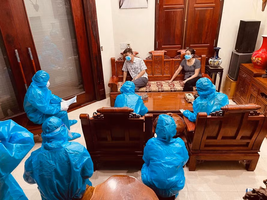 Lực lượng chức năng làm việc với y sỹ Nguyễn Văn Hiền. Ảnh: Đài PT TP Hải Dương