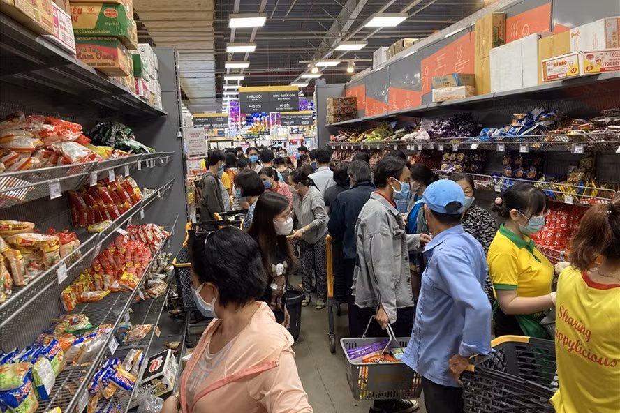 Các siêu thị trên địa bàn TP Hồ Chí Minh nhộn nhịp người tới mua sắm. Ảnh: Anh Tú.