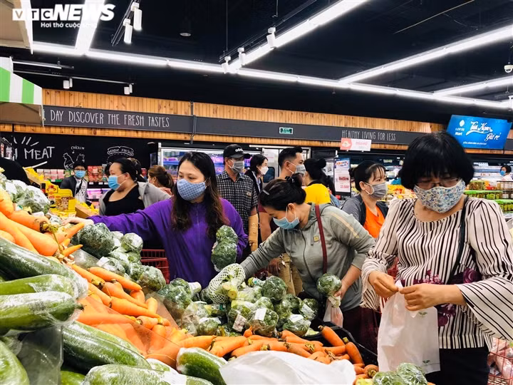 Tại Lottemart Nguyễn Văn Lượng, quận Gò Vấp, nhiều người tất bật "gom hàng" cho những ngày giãn cách xã hội sắp tới. Nguồn: VTC.