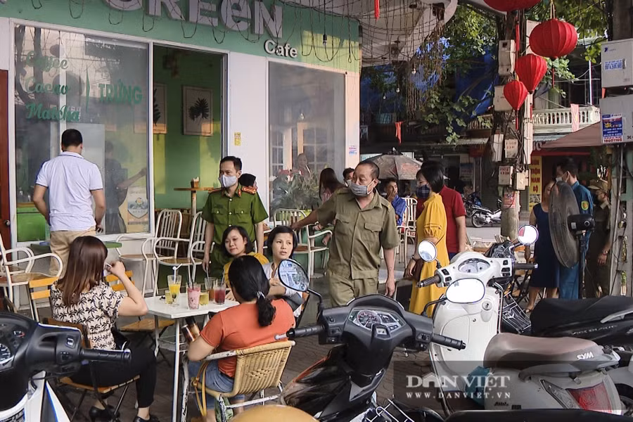 Lực lượng chức năng đi tuyên truyền và xử lý nhà hàng, quán cà phê tụ tập đông người trên địa bàn thành phố Tuyên Quang. Nguồn: Dân Việt.