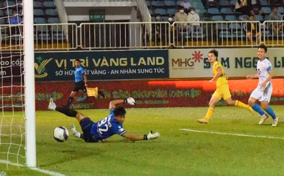 Văn Toàn ấn định tỷ số lên 2-0 cho Hoàng Anh Gia Lai trước Nam Định.