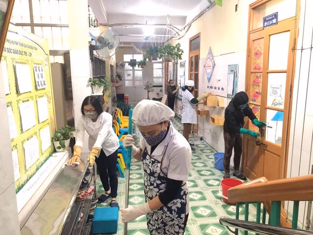 Các trường học tại Ninh Bình duy trì vệ sinh, tẩy trùng trường, lớp để phòng chống dịch Covid-19.
Ảnh minh họa