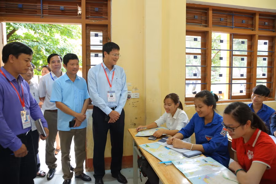 Thứ trưởng Lê Hải An động viên hoc sinh trường THPT Nguyễn Huệ