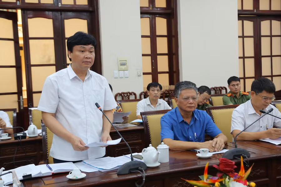 Ông Phạm Việt Đức báo cao tại buổi làm việc