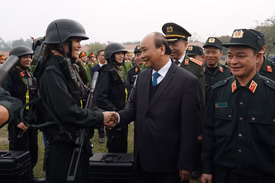 Thủ tướng thăm hỏi, động viên các chiến sĩ CSCĐ. Ảnh: VGP?Quang Hiếu