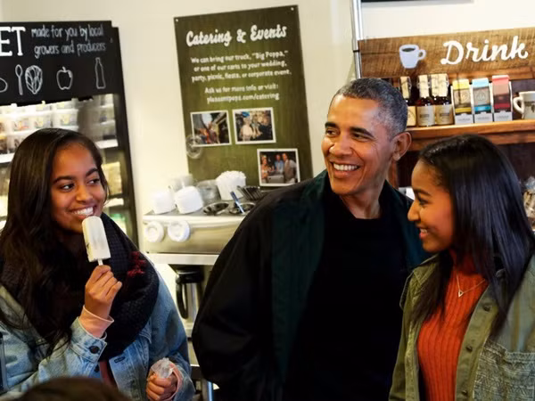 Hé lộ thu nhập khủng từ công việc ít ai biết tới của gia đình cựu Tổng thống Obama sau khi nghỉ hưu và cách tiêu tiền gây bất ngờ của họ-7