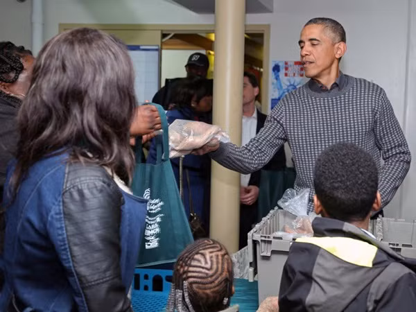 Hé lộ thu nhập khủng từ công việc ít ai biết tới của gia đình cựu Tổng thống Obama sau khi nghỉ hưu và cách tiêu tiền gây bất ngờ của họ-19