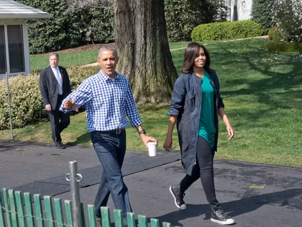 Hé lộ thu nhập khủng từ công việc ít ai biết tới của gia đình cựu Tổng thống Obama sau khi nghỉ hưu và cách tiêu tiền gây bất ngờ của họ-16