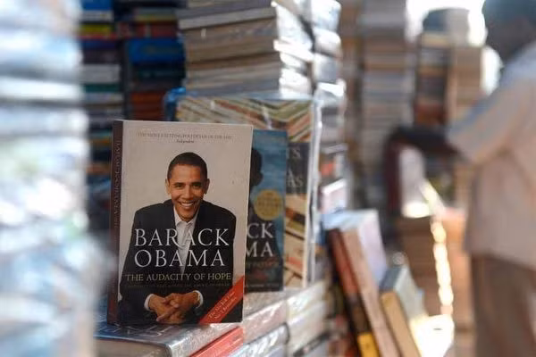 Hé lộ thu nhập khủng từ công việc ít ai biết tới của gia đình cựu Tổng thống Obama sau khi nghỉ hưu và cách tiêu tiền gây bất ngờ của họ-2