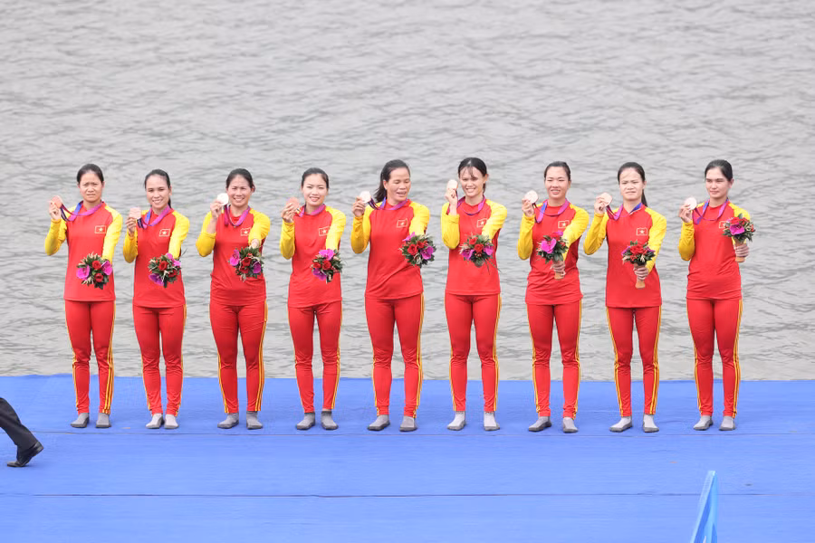 Nhóm 8 tay chèo nữ giành Huy chương Đồng ASIAD 19. Ảnh: ITN Nhóm 8 tay chèo nữ giành Huy chương Đồng ASIAD 19. Ảnh: ITN