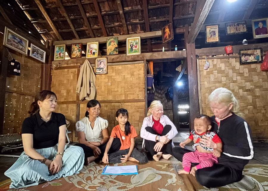 Chị Nguyễn Thị Dung (ngoài cùng bên trái) đến thăm cô con gái nuôi Y Huyền.