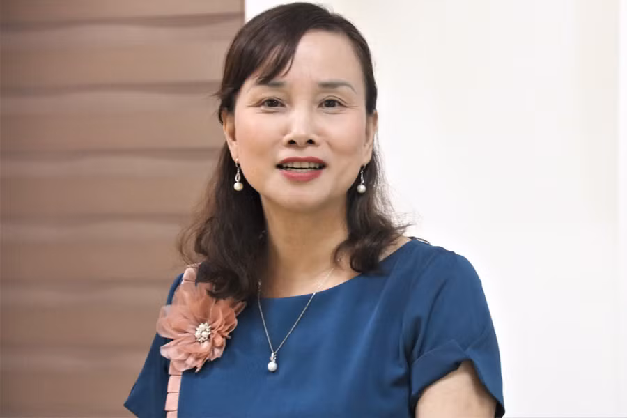 Bà Đặng Thị Quỳnh Diệp – Giám đốc Sở GD&amp;ĐT Hà Tĩnh gửi lời cảm ơn nhà tài trợ tại buổi nhận quà.