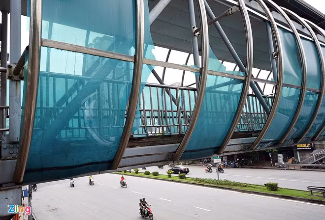 Cột truyền hình gãy đổ sau cơn dông mạnh như bão