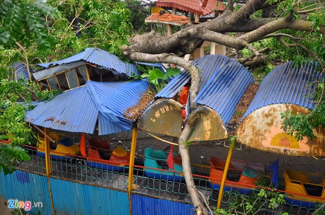 Cột truyền hình gãy đổ sau cơn dông mạnh như bão