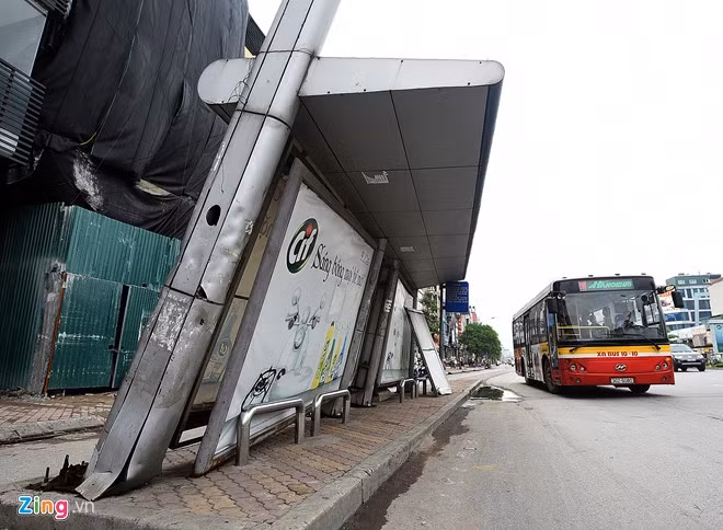 Cột truyền hình gãy đổ sau cơn dông mạnh như bão