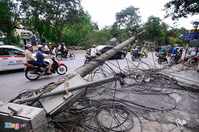 Cột truyền hình gãy đổ sau cơn dông mạnh như bão
