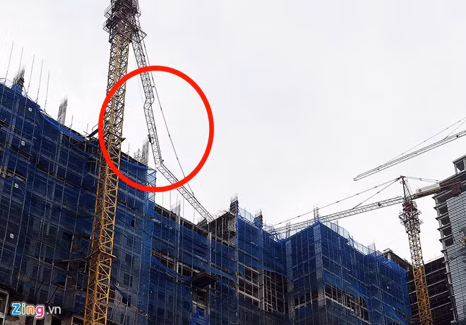 Cột truyền hình gãy đổ sau cơn dông mạnh như bão