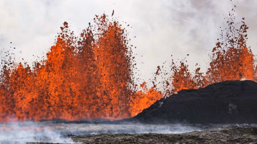 Núi lửa ở Iceland phun những dòng dung nham đỏ, ngày 29/5/2024