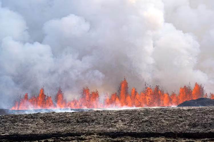 Núi lửa ở Iceland phun những dòng dung nham đỏ, ngày 29/5/2024