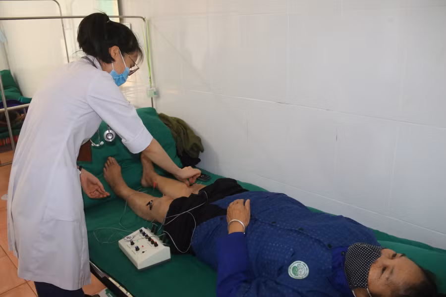 Bệnh nhân đến điều trị tại viện, luôn được các bác sỹ chăm sóc tận tình.