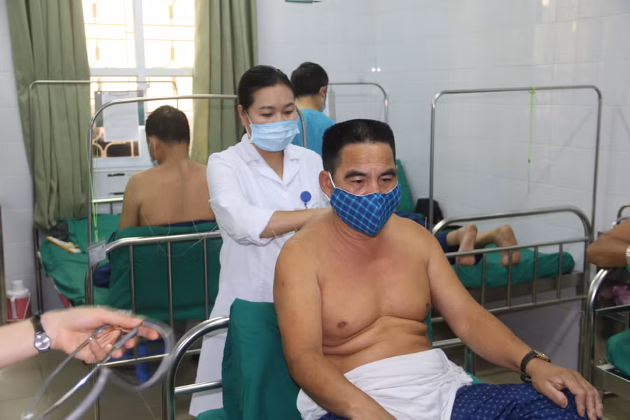 Bệnh nhân đang được bác sỹ bệnh viện chăm sóc. Bệnh nhân đang được bác sỹ bệnh viện chăm sóc.