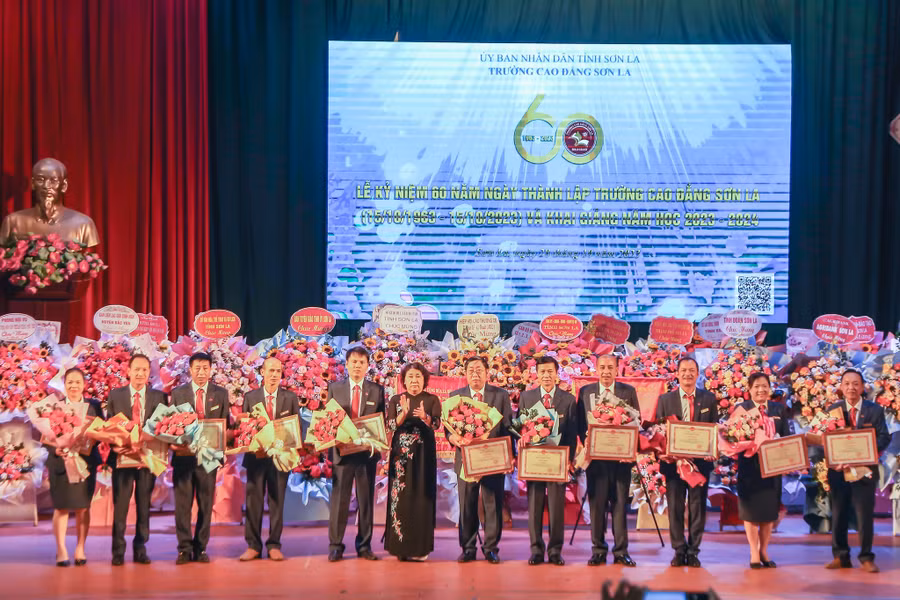 Cán bộ, giảng viên nhà trường có thành tích xuất sắc nhận Giấy khen của Chủ tịch UBND tỉnh Sơn La. Cán bộ, giảng viên nhà trường có thành tích xuất sắc nhận Giấy khen của Chủ tịch UBND tỉnh Sơn La.