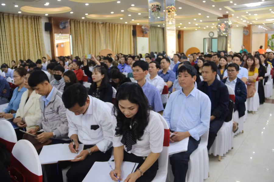Hàng năm, tỉnh Sơn La đều tổ chức tập huấn cho đội ngũ cán bộ, giáo viên trong công tác xoá mù chữ.