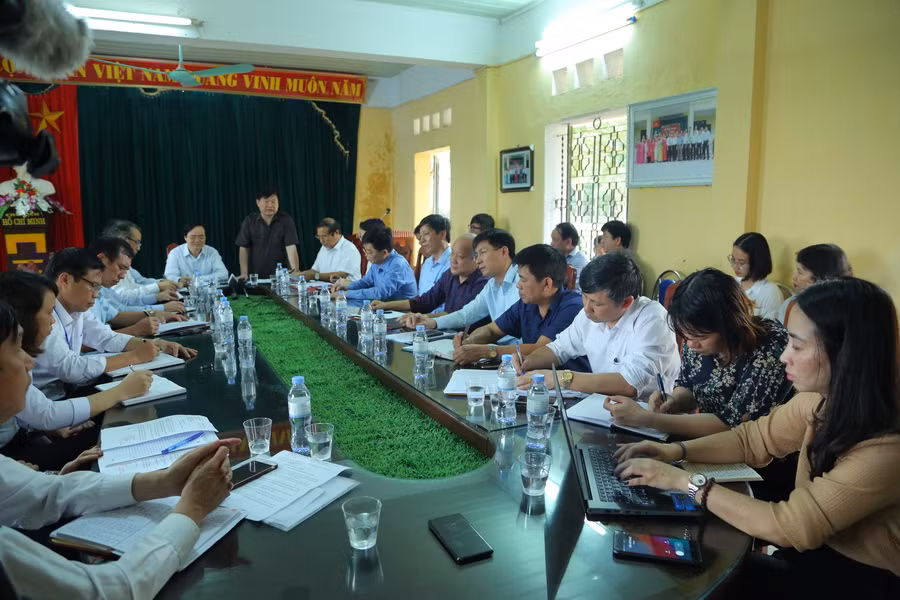 Bộ trưởng Bộ GD&ĐT Phùng Xuân Nhạ và đoàn công tác làm việc với tỉnh Hưng Yên tại Trường THCS Phù Ủng. Ảnh: Việt Hà