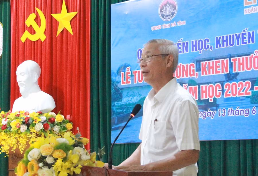 Ông Đoàn Đình Anh - Chủ tịch Hội Khuyến học Hà Tĩnh báo cáo tại buổi Lễ. (Ảnh: Vũ Long).