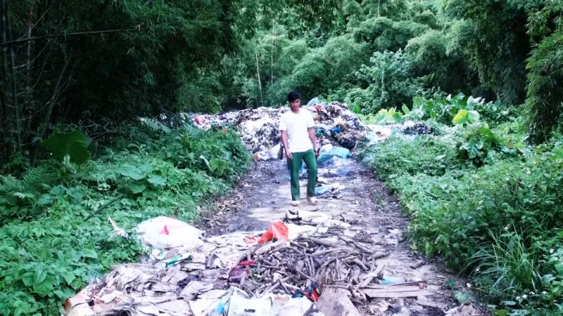 Bãi rác của thị trấn Lang Chánh (Thanh Hóa) quá tải, nên người ta đổ tràn lan.