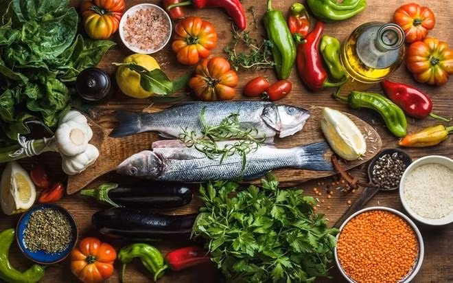 Một chế độ ăn lành mạnh sẽ giúp kiểm soát tốt tình trạng rối loạn nhịp tim. Ảnh: BV.