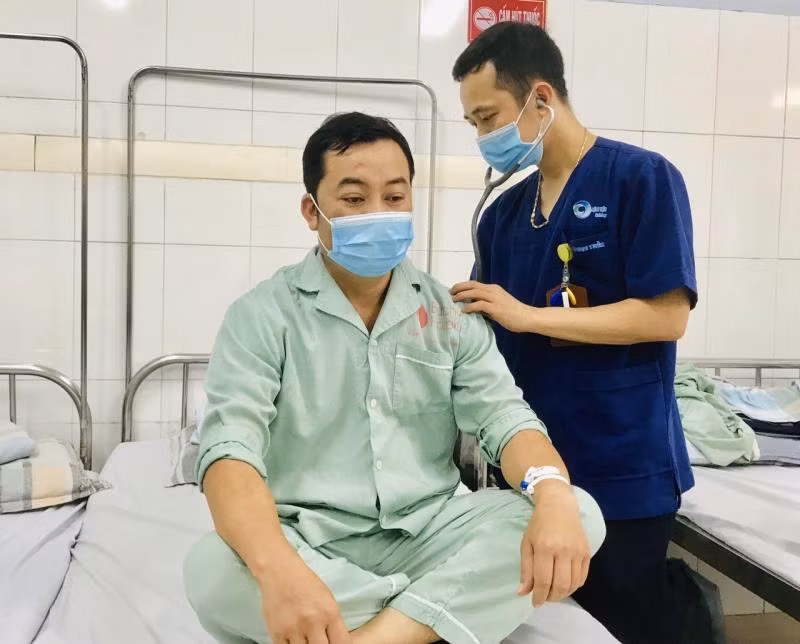 Bác sĩ CKI Nguyễn Ngọc Tuyền – Trưởng đơn nguyên Cấp cứu, Bệnh viện Bãi Cháy thăm khám cho bệnh nhân trẻ sau điều trị đột quỵ não. Ảnh: BV.