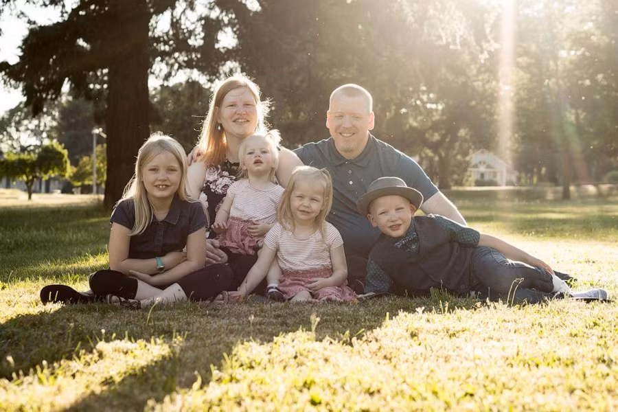 Vợ chồng Philip và Rachel Ridgeway (sống tại bang Oregon, Mỹ) đã có bốn đứa con 8, 6, 3 và 1 tuổi nhưng vẫn muốn có thêm con.