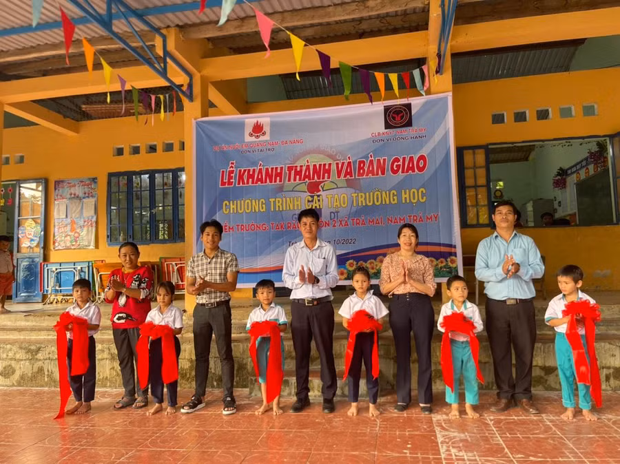 Câu lạc bộ Kết nối yêu thương đã giúp đỡ nhiều hoàn cảnh yếu thế, mới nhất là cùng cải tạo trường học tại 2 xã Trà Mai, Nam Trà My. Ảnh do thầy Vỹ cung cấp.