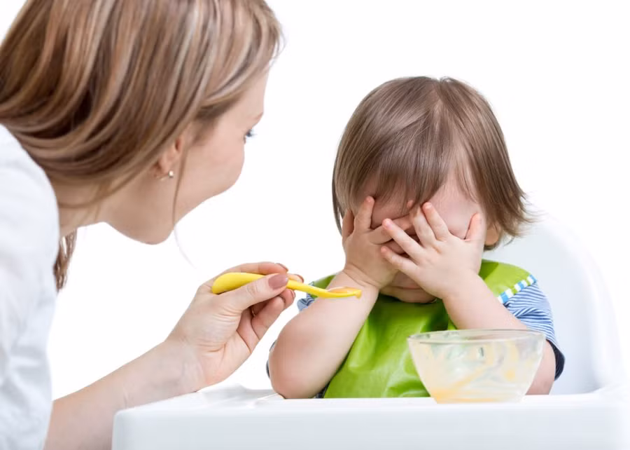 Tạo thói quen cho trẻ ăn đúng giờ.