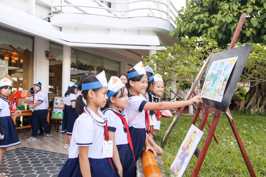 Triển lãm ảnh về bảo vệ môi trường của các em học sinh được trưng bày tại chương trình. Triển lãm ảnh về bảo vệ môi trường của các em học sinh được trưng bày tại chương trình.