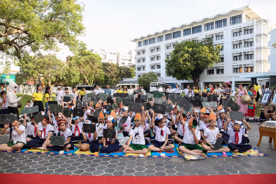 Phần thi rung chuông vàng với sự tham gia của học sinh 3 đơn vị trường học đầy thú vị và hấp dẫn với các câu hỏi liên quan đến bảo vệ môi trường. Phần thi rung chuông vàng với sự tham gia của học sinh 3 đơn vị trường học đầy thú vị và hấp dẫn với các câu hỏi liên quan đến bảo vệ môi trường.