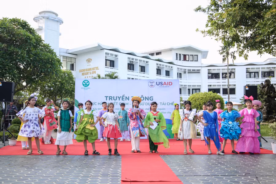 Đồng hành cùng chương trình có sự tham gia của các em học sinh đến từ 3 trường ở TP Huế gồm: Trường Tiểu học Thủy Biều, Trường Tiểu học Hương Long và Trường Tiểu học Phường Đúc. Đồng hành cùng chương trình có sự tham gia của các em học sinh đến từ 3 trường ở TP Huế gồm: Trường Tiểu học Thủy Biều, Trường Tiểu học Hương Long và Trường Tiểu học Phường Đúc.