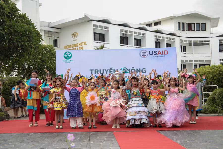 Màn trình diễn thời trang nhằm nâng cao nhận thức giảm thiểu rác thải nhựa và bảo vệ môi trường được học sinh thể hiện. Màn trình diễn thời trang nhằm nâng cao nhận thức giảm thiểu rác thải nhựa và bảo vệ môi trường được học sinh thể hiện.