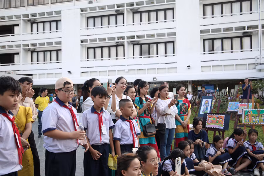 Hào hứng theo dõi các phần thi. Hào hứng theo dõi các phần thi.