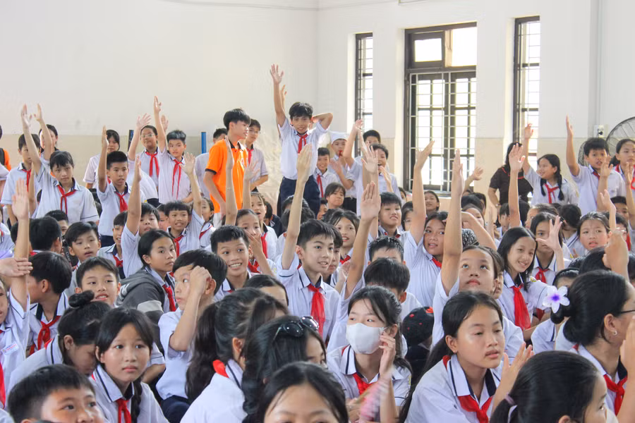 Học sinh hào hứng trả lời kiến thức về xâm hại tình dục trên không gian mạng tại phần giao lưu của buổi tuyên truyền.