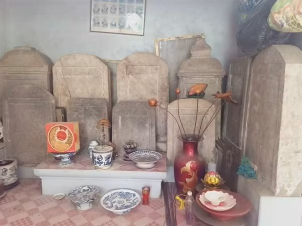 Chi Nê hiện còn giữ nhiều bia cổ về truyền thống văn hoá thi thư.