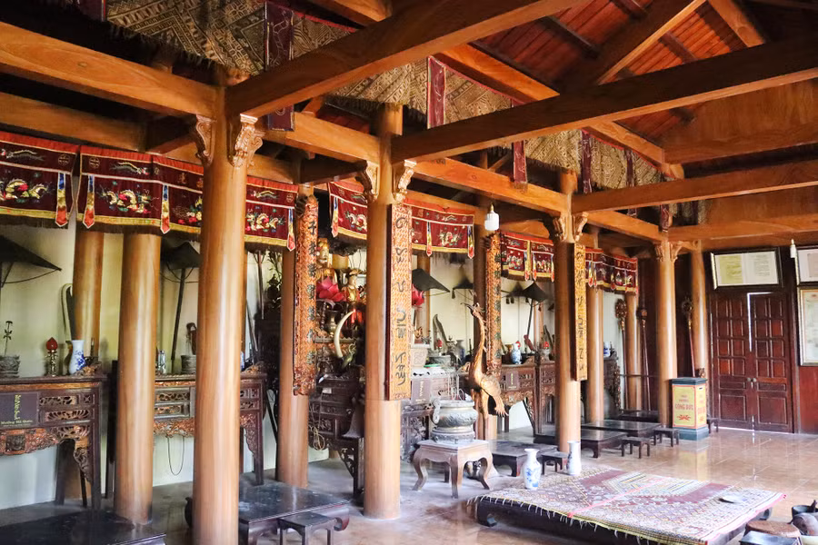 Bên trong đền Chín Gian thờ Thẻn Phà, Náng Xỉ Đà và Tạo Ló Ỳ. Bên trong đền Chín Gian thờ Thẻn Phà, Náng Xỉ Đà và Tạo Ló Ỳ.