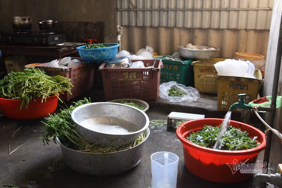 Tuổi thơ kê dép làm cầu môn, quấn lá chuối làm bóng của Văn Toản